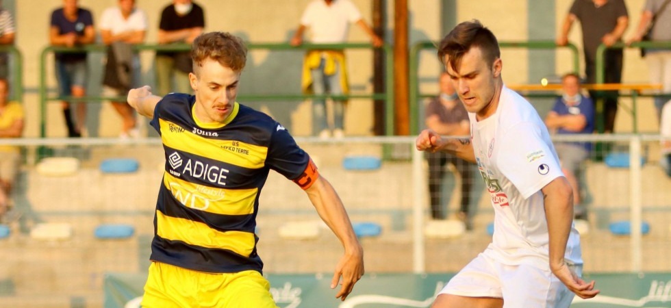 Il capitano del Levico Terme Mauro Rinaldo contrastato da un avversario (foto Federico Roat)